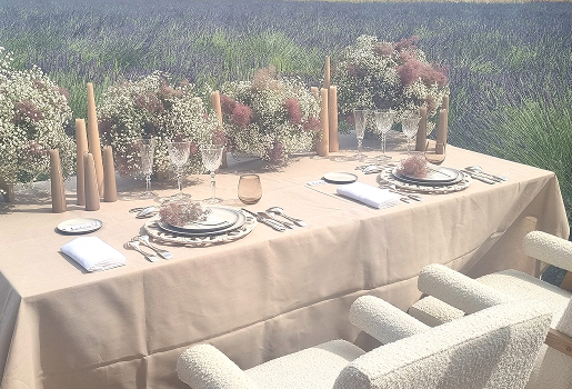 Table de mariés avec des bouquets de fleurs à Seysses en Haute-Garonne 31