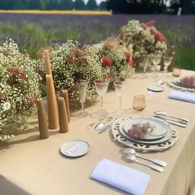 Mise en place d'une table de mariés avec de belles fleurs à Seysses en Haute-Garonne 31
