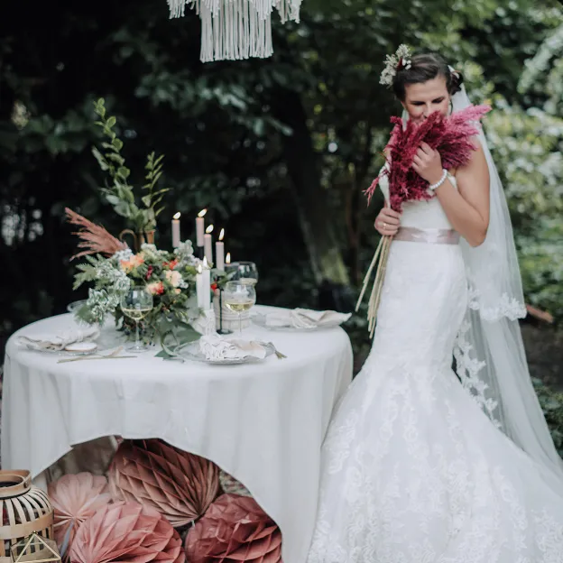 Une mariée qui choisi la décoration pour son mariage à Seysses en Haute-Garonne 31