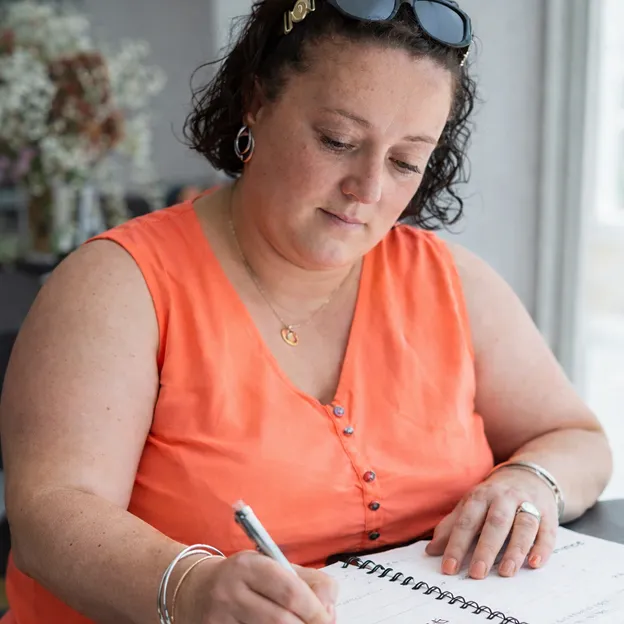 Kelly, organisatrice d'événements, établit un devis pour un événement privé à Seysses en Haute-Garonne 31